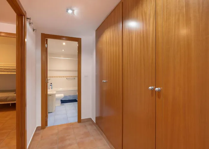 Paradise Bay 아데제